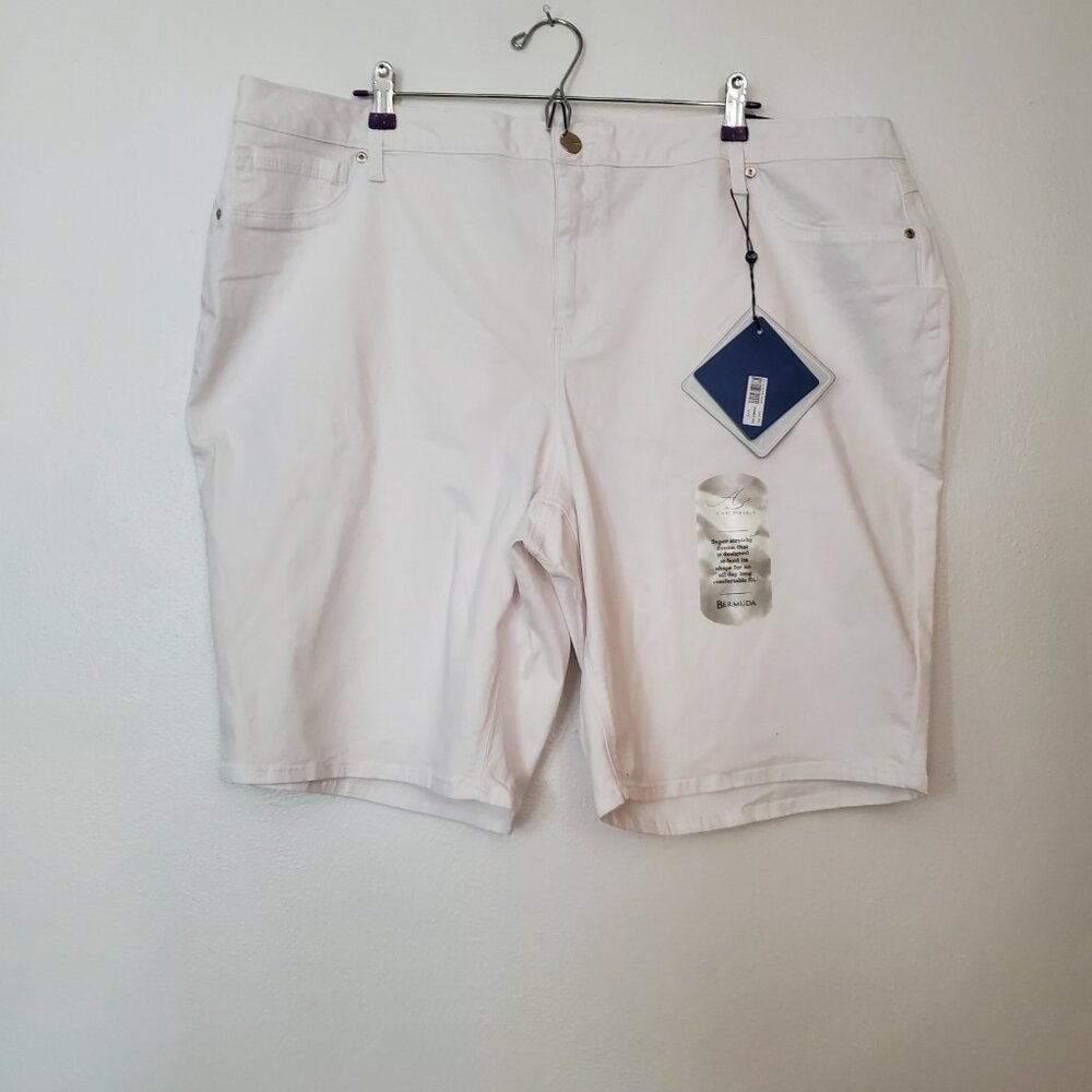 Women's Plus Size Bemuda Shorts 24W Set of 2 White A3 & Green St Johns Bay - Picture 10 of 14
